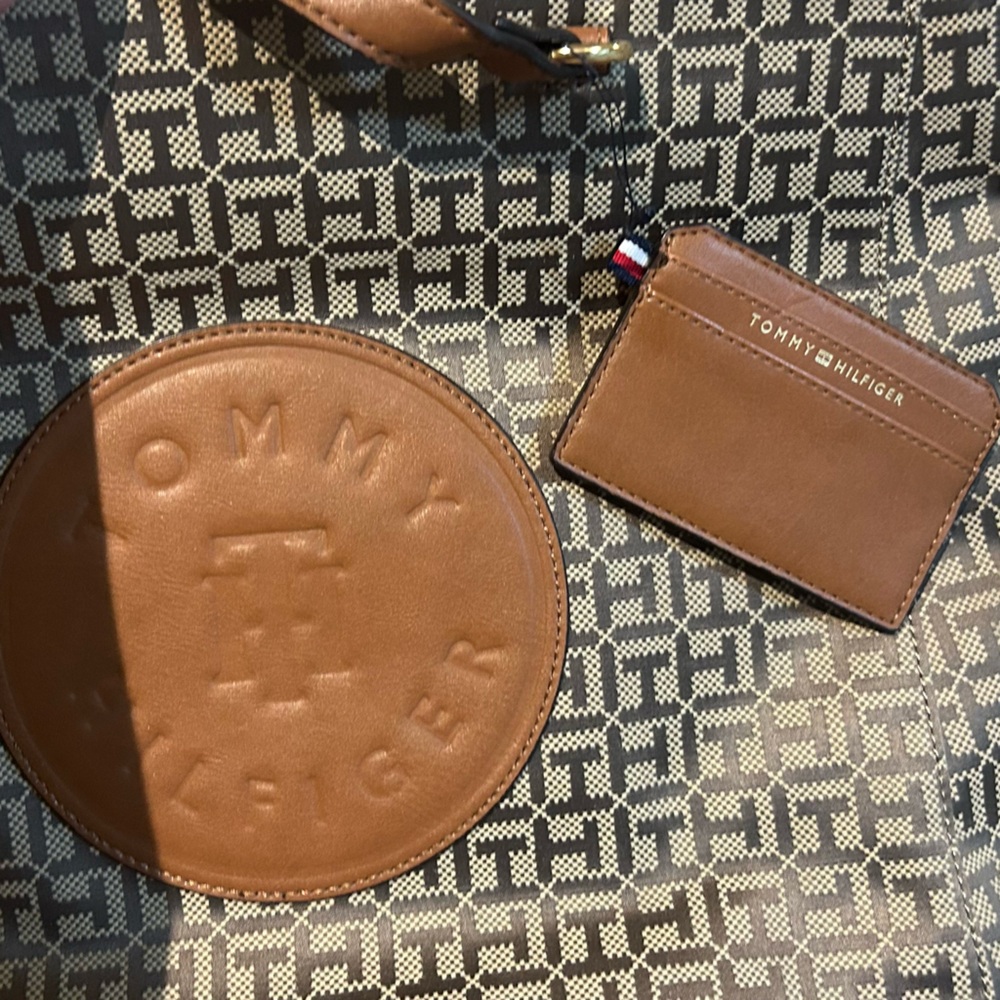 Tommy Hilfiger Geometric Brown and Cream Tote - Picture 4 of 9